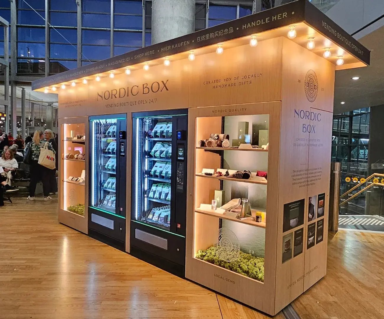 The Nordic Box med automater og hyller i en flyplassterminal