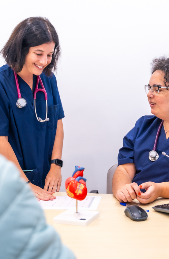 HELSE_cardiologist-and-nurse-talking-in-a-clinic-next-to-2023-11-27-04-54-54-utc