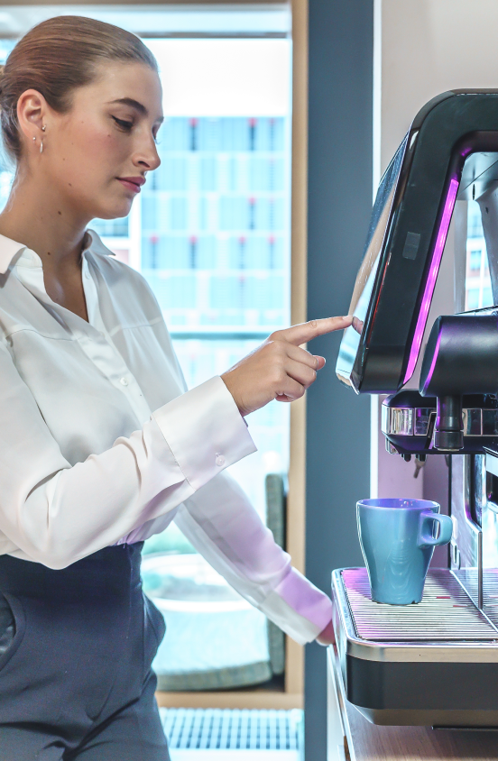 KAFFE TIL DE ANSATTE_businesswoman-making-drink-in-coffee-machine-in-of-2023-11-27-05-07-31-utc