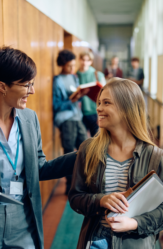 SKOLE OG UTDANNING_happy-teenage-girl-talking-to-her-teacher-in-high-2024-01-25-21-13-30-utc