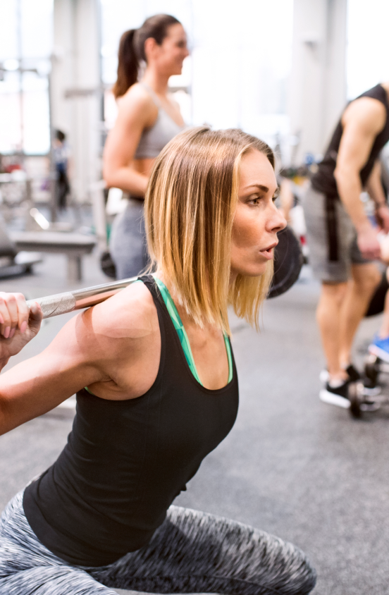 TRENING OG FRITID_young-woman-lifting-weights-in-gym-2024-09-23-00-09-55-utc