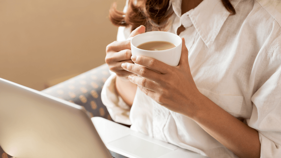 Øk produktiviteten og trivselen med gode mat- og drikkeløsninger_drikker kaffe