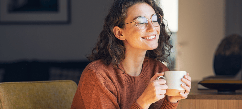 Er det så viktig at kaffe er bærekraftig_dame drikker kaffe