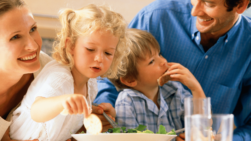 Familie spiser middag sammen