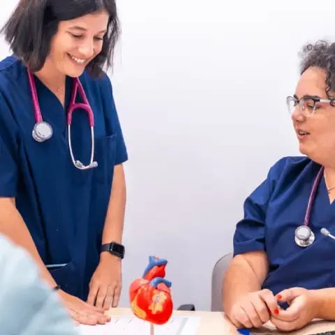 HELSE_cardiologist-and-nurse-talking-in-a-clinic-next-to-2023-11-27-04-54-54-utc