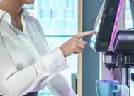 KAFFE TIL DE ANSATTE_businesswoman-making-drink-in-coffee-machine-in-of-2023-11-27-05-07-31-utc