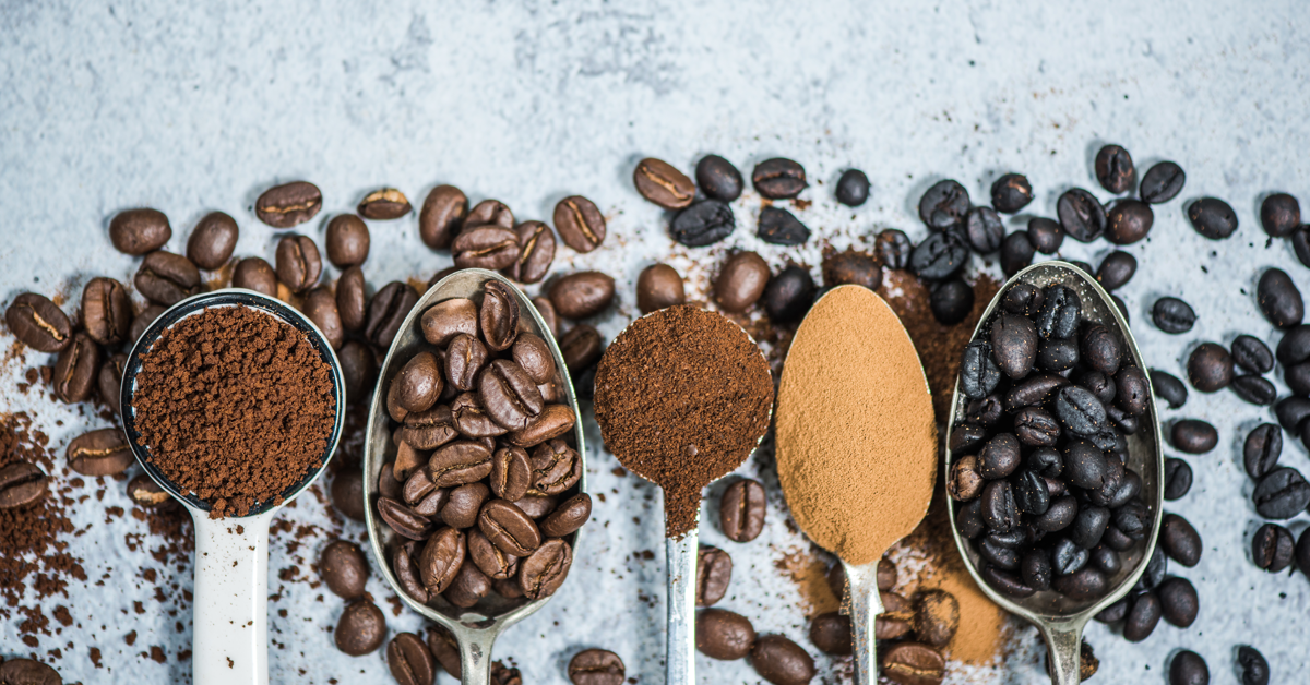 Måleskjeer med kaffebønner eller malt kaffe