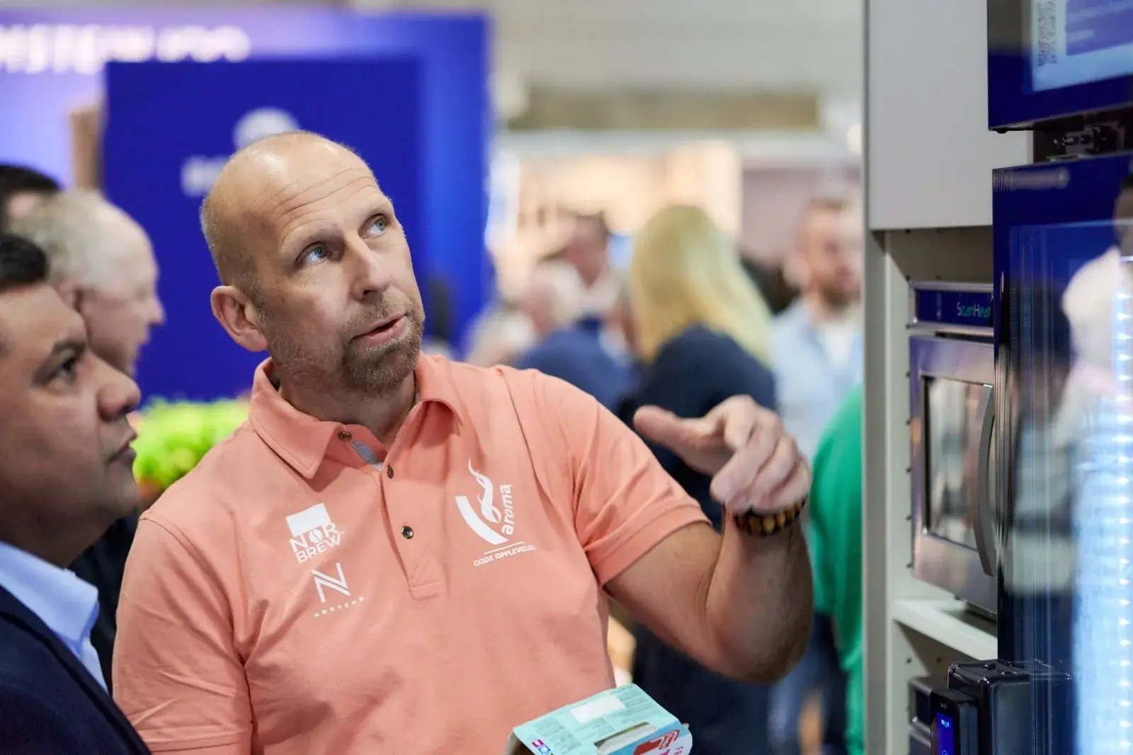 Rådgiver fra v:aroma i samtale på en messe