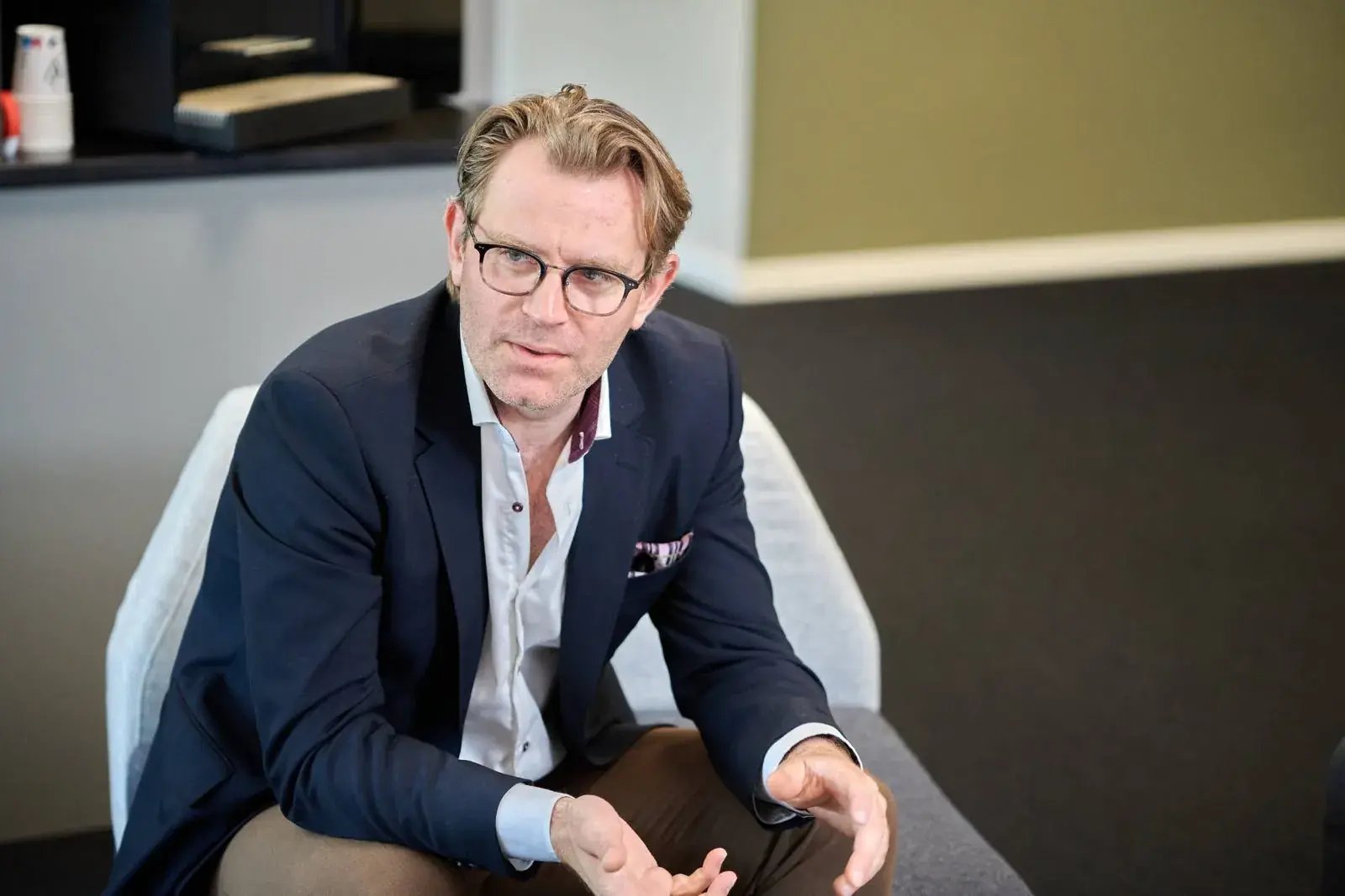Rådgiver fra v:aroma lytter i en samtale