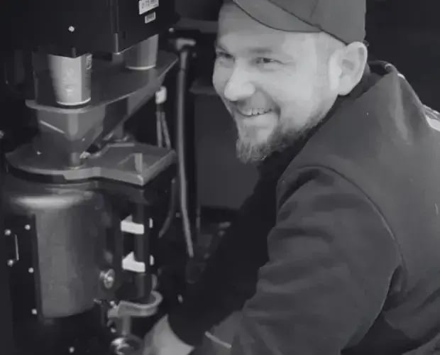 Tekniker fra v:aroma bygger om en maskin