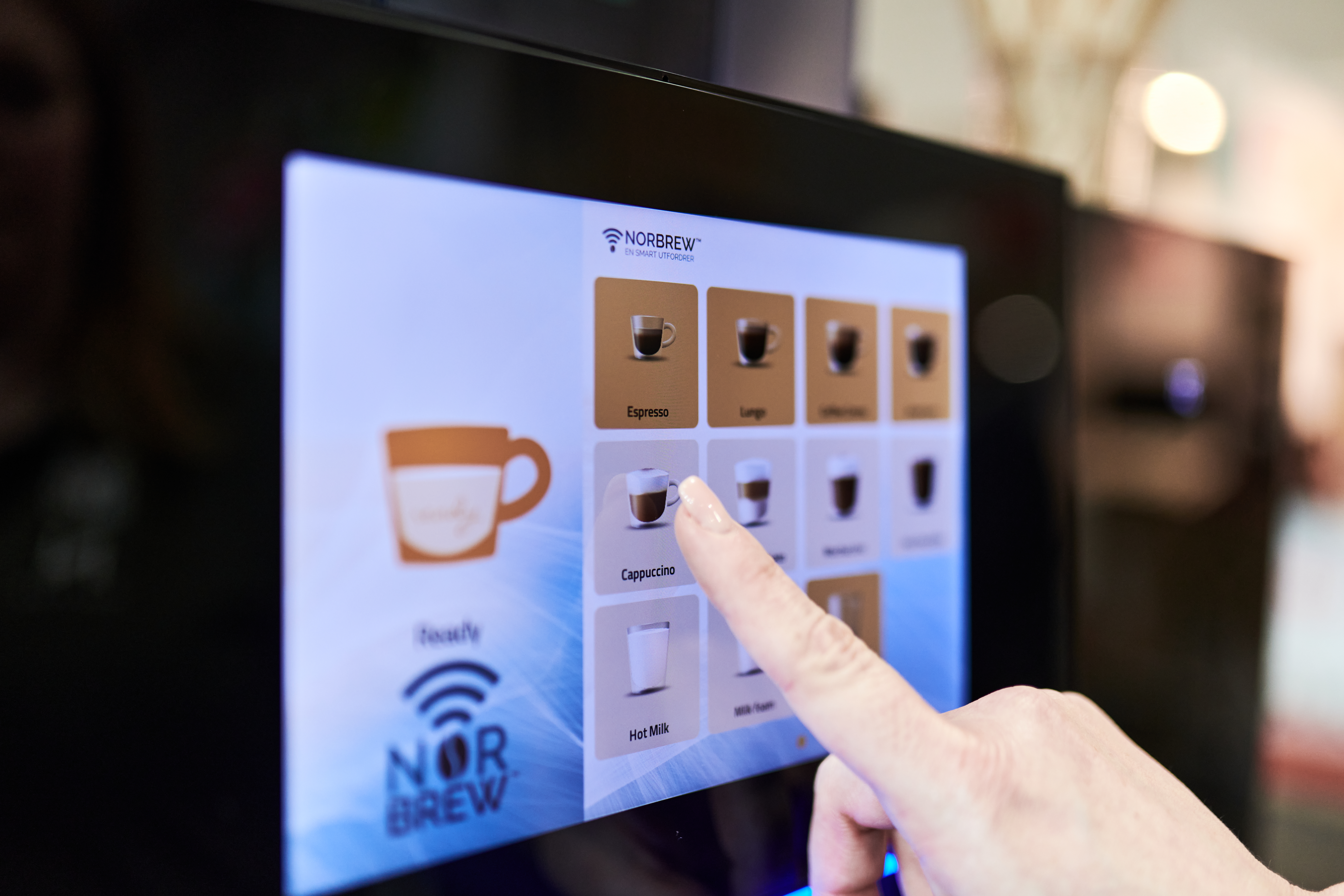 Cappuccino velges på skjermen til en NorBrew-maskin