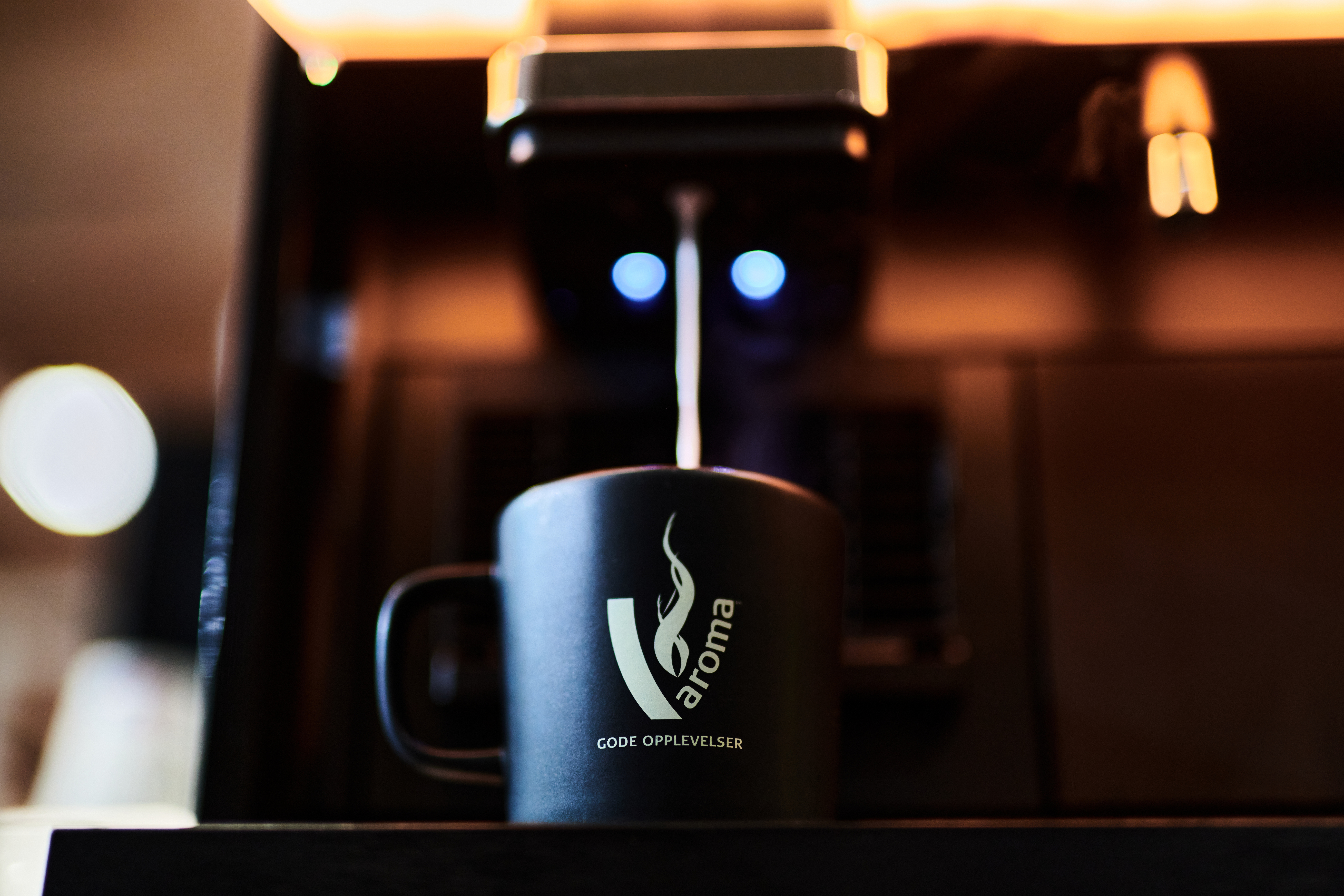 Kopp fylles under en kaffemaskin
