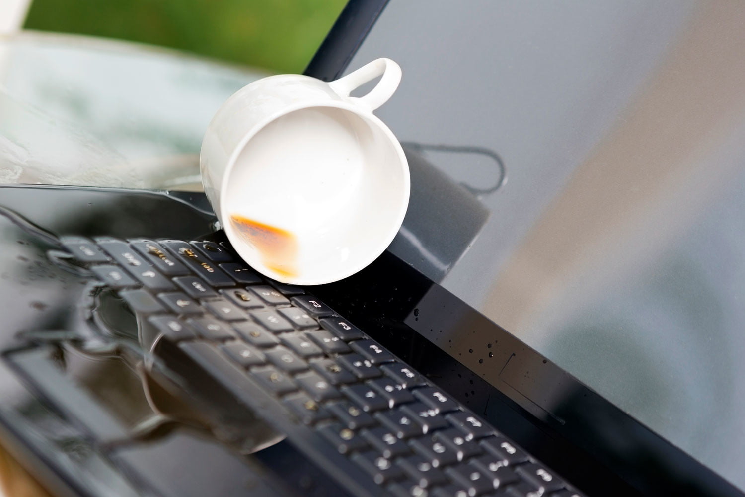 Kaffesøl over tastaturet