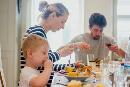 Familie spiser et måltid sammen