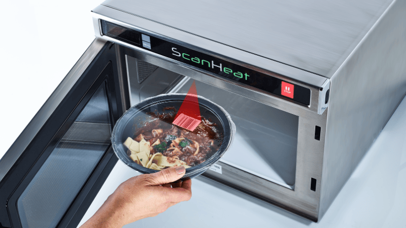 ScanHeat mikrobølgeovn i buk. Skanner koden på produkter og varmer opp retten til perfekt temperatur.
