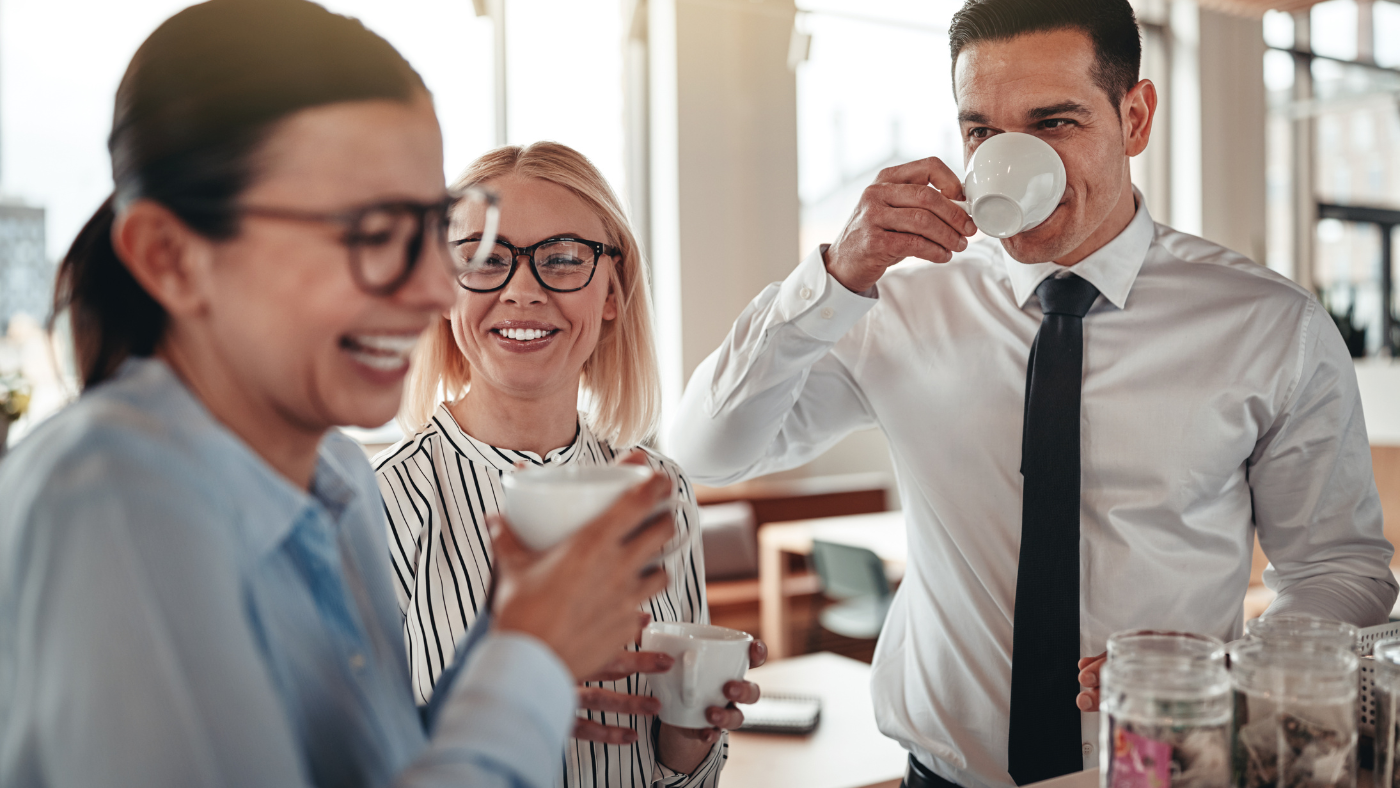 Mennesker som drikker kaffe sammen på jobb