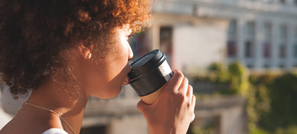 Kvinne drikker kaffe