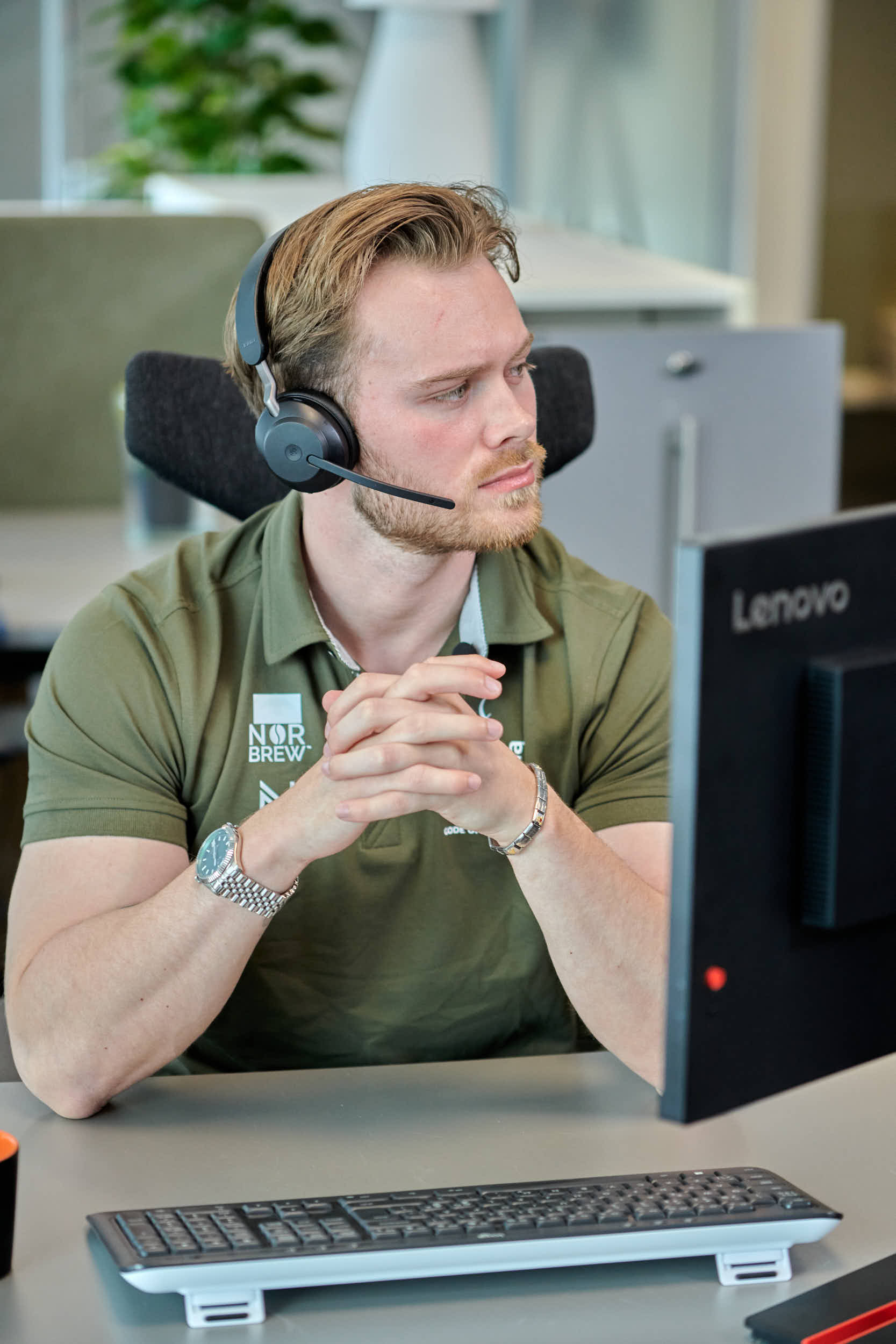 Supportmedarbeider med headset