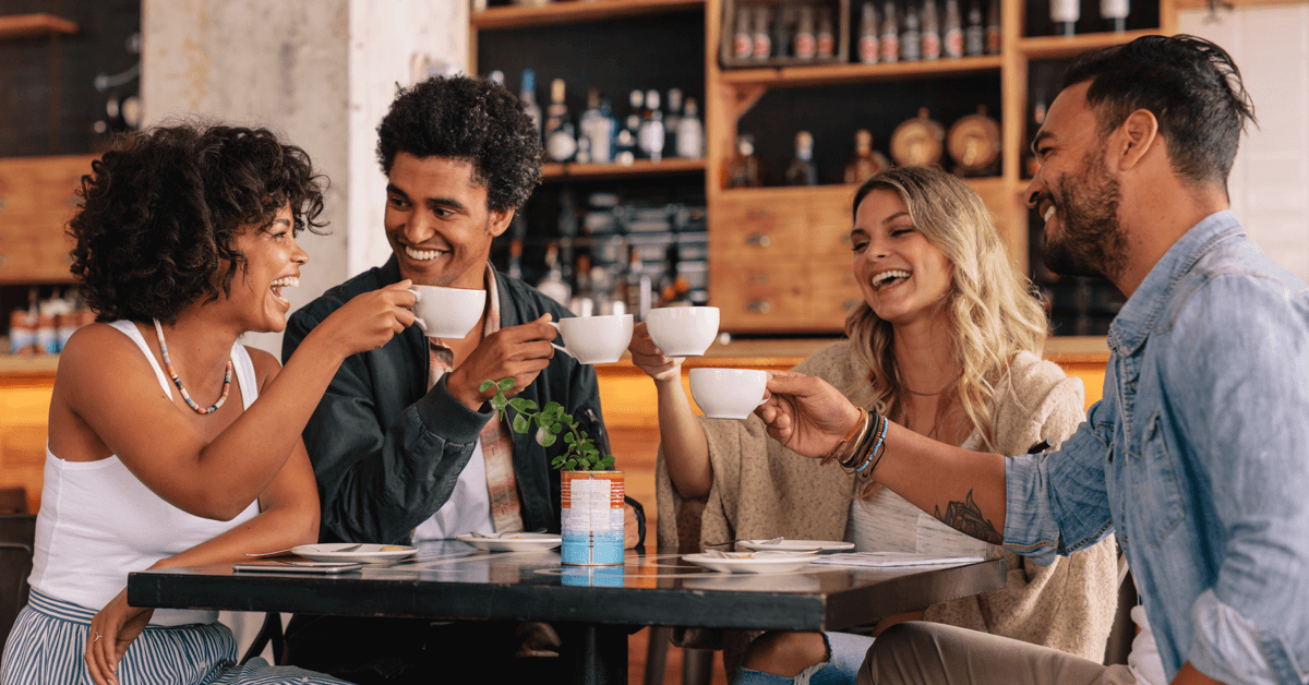 positive mennesker med kaffe i hånden
