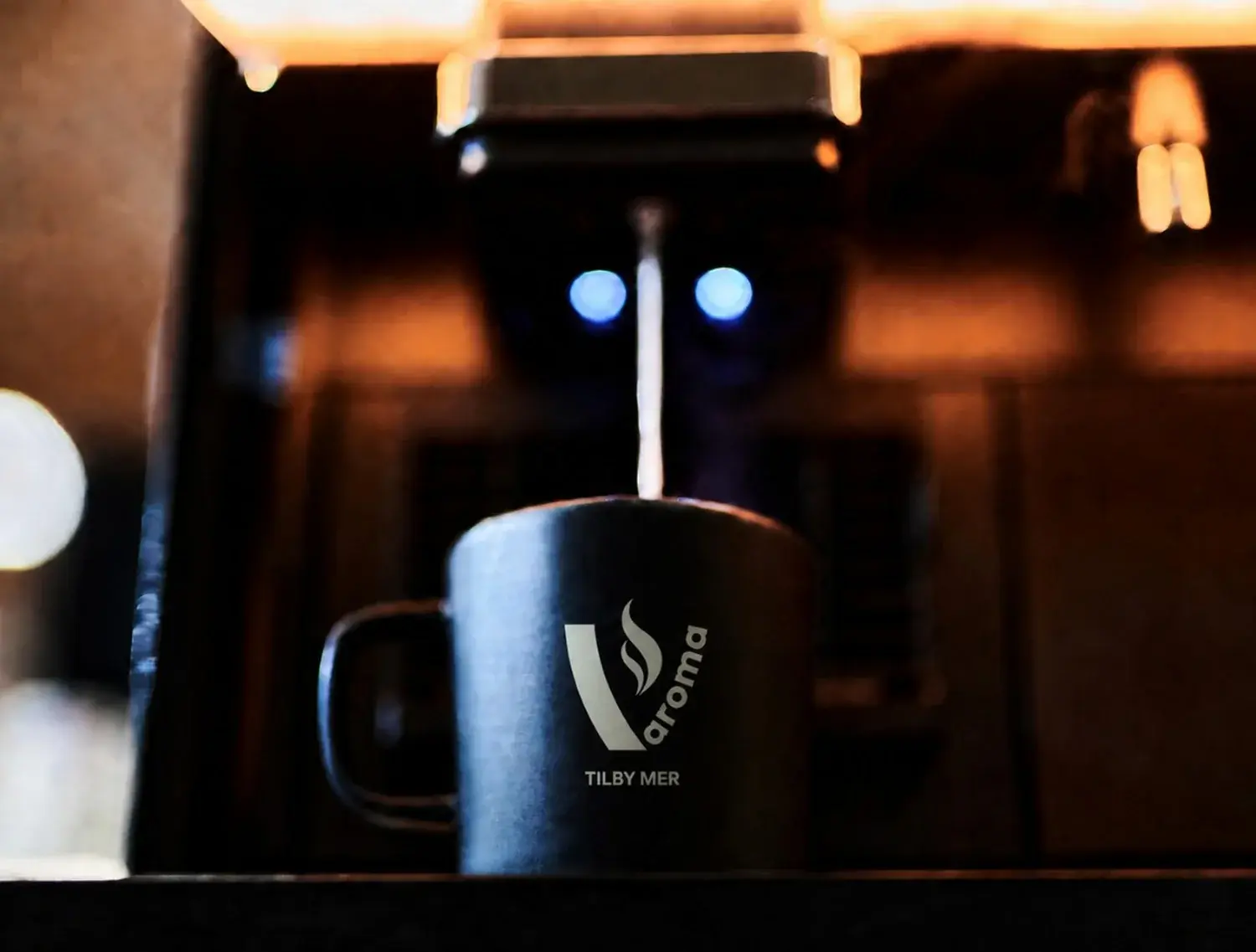 En kopp under en kaffemaskin